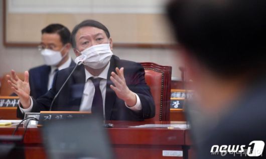 (서울=뉴스1) 박세연 기자 = 윤석열 검찰총장이 22일 오후 서울 여의도 국회에서 열린 법제사법위원회의 대검찰청에 대한 국정감사에 출석해 박범계 더불어민주당 의원 질의에 답하고 있다. 2020.10.22/뉴스1