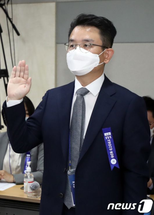 엄성환 쿠팡풀필먼트서비스 전무가 26일 정부세종청사에서 열린 국회 환경노동위원회의 고용노동부, 경제사회노동위원회, 중앙노동위원회 등 소관기관에 대한 국정감사에 증인으로 출석해 선서를 하고 있다/사진=뉴스1