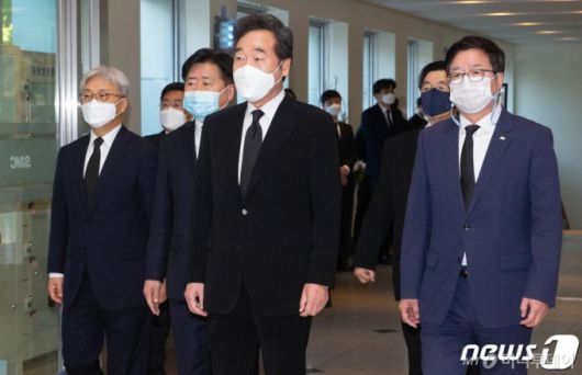 (서울=뉴스1) 사진공동취재단 = 이낙연 더불어민주당 대표가 26일 오전 서울 강남구 서울삼성병원 장례식장에 마련된 고(故) 이건희 삼성그룹 회장 빈소에서 조문을 마치고 나서고 있다. 2020.10.26/뉴스1