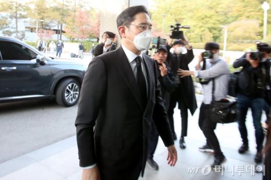 이건희 삼성그룹 회장이 별세한 25일 서울 강남구 삼성서울병원 장례식장에 이재용 삼성전자 부회장이 도착하고 있다. / 손진영기자 son@ / 사진=김휘선 기자 hwijpg@