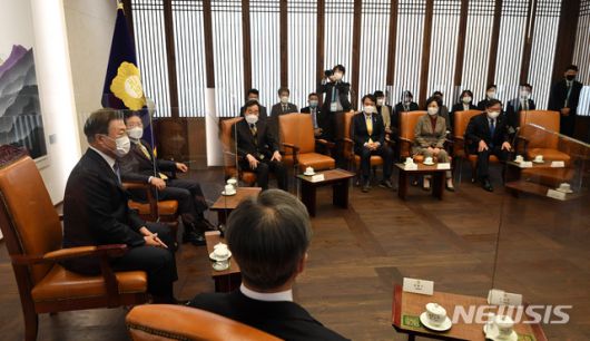 [서울=뉴시스]박영태 기자 = 문재인 대통령이 28일 오전 시정연설에 앞서 서울 여의도 국회의장실에서 박병석 국회의장과 환담을 나누고 있는 한편 국민의힘 김종인 비상대책위원장 자리와 주호영 원내대표의자리가 비어 있다. 주호영 원내대표는 환담자리에 참석하려 했지만 청와대 경호처측의 '몸수색'에 반발해 참석하지 않았다. 2020.10.28.   since1999@newsis.com