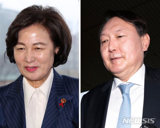 추미애(왼쪽부터) 법무부 장관과 윤석열 검찰총장이 회동을 앞두고 지난 1월7일 오후 경기 과천시 법무부 청사로 들어서고 있다. / 사진제공=뉴시스