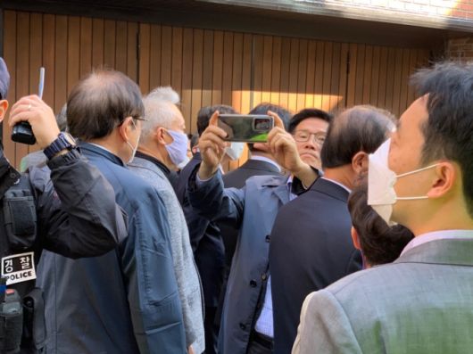 2일 오후 서울 강남구 논현동 이명박 전 대통령의 자택 앞에서 김문수 전 경기도지사가 스마트폰으로 취재진과 유튜버들을 촬영하고 있다./사진=이강준 기자