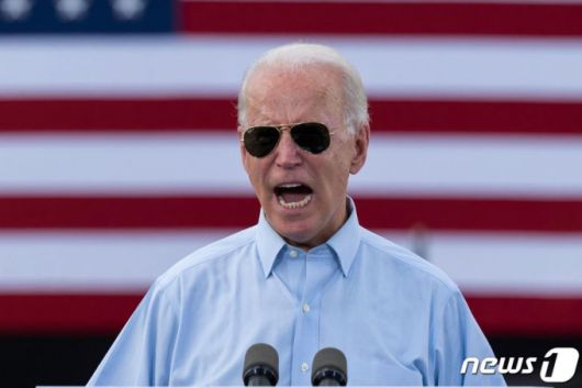 조 바이든 미국 민주당 대선 후보가 29일 (현지시간) 플로리다주 코코넛 크리크에서 열린 드라이브 인 선거집회서 유세를 하고 있다./사진=(코코넛 크리크 AFP=뉴스1)