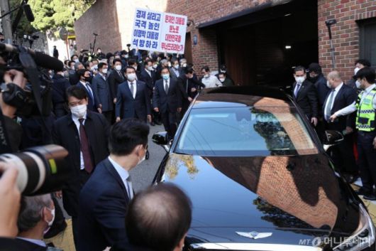 회사 자금 횡령과 뇌물 수수 혐의 등으로 지난달 29일 대법원 상고심에서 징역 17년이 확정돼 구치소로 재수감되는 이명박 전 대통령이 2일 오후  서울 강남구 논현동 자택 앞에서 지지자들과 정치인들의 도열을 받으며 검찰로 향하고 있다.  공동취재사진/ 김봉규 선임기자 bong9@hani.co.kr / 사진=이기범기자 leekb@