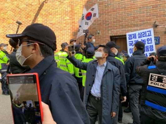 2일 오후 서울 강남구 논현동 이명박 전 대통령의 자택 앞에서 김문수 전 경기도지사가 스마트폰으로 취재진과 유튜버들을 촬영하고 있다./사진=이강준 기자