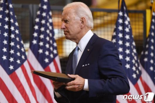 (피츠버그 AFP=뉴스1) 우동명 기자 = 조 바이든 민주당 대선후보가 31일(현지시간) 펜실베이니아주 피츠버그에서 열린 선거행사서 연설을 마치고 떠나고 있다.   ⓒ AFP=뉴스1