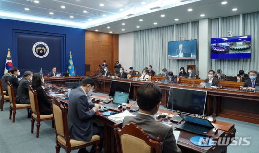 [서울=뉴시스]박영태 기자 = 문재인 대통령이 20일 오전 청와대 여민관에서 열린 국무회의에 참석해 발언하고 있다. 2020.10.20.   since1999@newsis.com