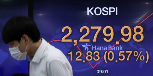 2일 오전 서울 중구 하나은행 딜링룸에서 직원들이 업무를 보고 있다. /사진=뉴시스