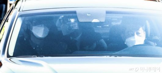 횡령과 뇌물 등의 혐의로 징역 17년형을 확정받은 이명박 전 대통령이 지난 2일 오후 서울 송파구 서울동부구치소로 들어서고 있는 가운데 창 밖으로 지지자들을 바라보고 있다./사진=공동취재단