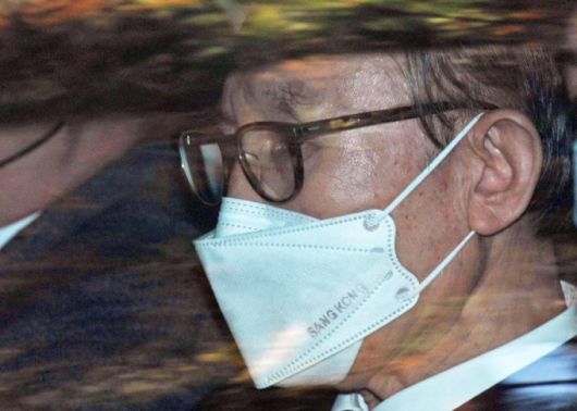 횡령과 뇌물 등의 혐의로 징역 17년형 확정으로 재수감되는 이명박 전 대통령이 2일 서울 서초구 서울중앙지검에서 동부구치소로 이동하고 있다. / 사진=공동취재사진(뉴시스)