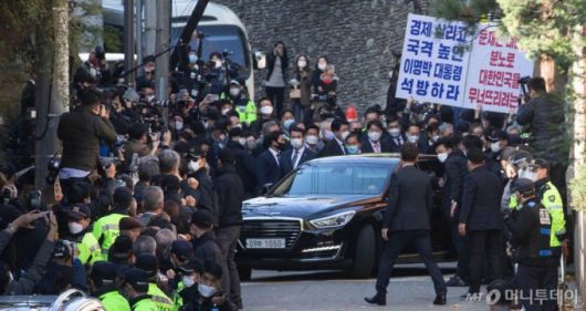 횡령과 뇌물 등의 혐의로 징역 17년형을 확정받은 이명박 전 대통령이 지난 2일 오후 서울 강남구 자택을 나서고 있다./사진=이기범 기자 leekb@