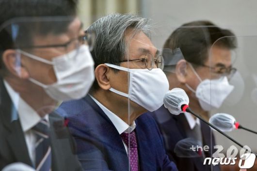 (서울=뉴스1) 성동훈 기자 = 노영민 대통령 비서실장이 4일 오전 서울 여의도 국회에서 열린 국회운영위원회의 청와대 대통령비서실·국가안보실·대통령경호처에 대한 국정감사에서 의원 질의에 답변을 하고 있다. 2020.11.4/뉴스1