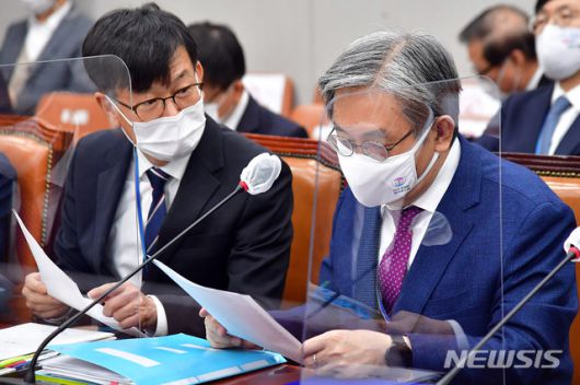 [서울=뉴시스] 전진환 기자 = 노영민 대통령 비서실장과 김상조 정책실장이 4일 오전 서울 여의도 국회에서 열린 국회운영위원회의 청와대 대통령비서실·국가안보실·대통령경호처에 대한 국정감사에서 대화를 하고 있다.  (공동취재사진) 2020.11.04.  photo@newsis.com