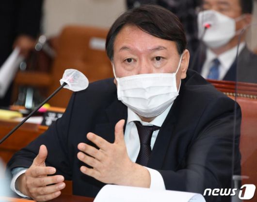 윤석열 검찰총장이 22일 서울 여의도 국회에서 열린 법제사법위원회의 대검찰청에 대한 국정감사에 출석해 의원 질의에 답변하고 있다. /사진=뉴스1