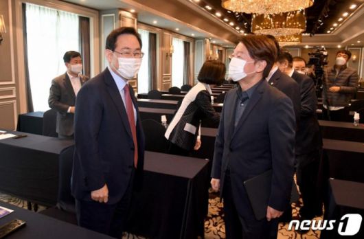 안철수(오른쪽) 국민의당 대표와 주호영 국민의힘 원내대표가 23일 서울 여의도 켄싱턴호텔에서 ‘대한민국의 미래와 야권의 혁신과제’를 주제로 열린 대한민국 미래혁신포럼에서 대화하고 있다./사진=뉴스1