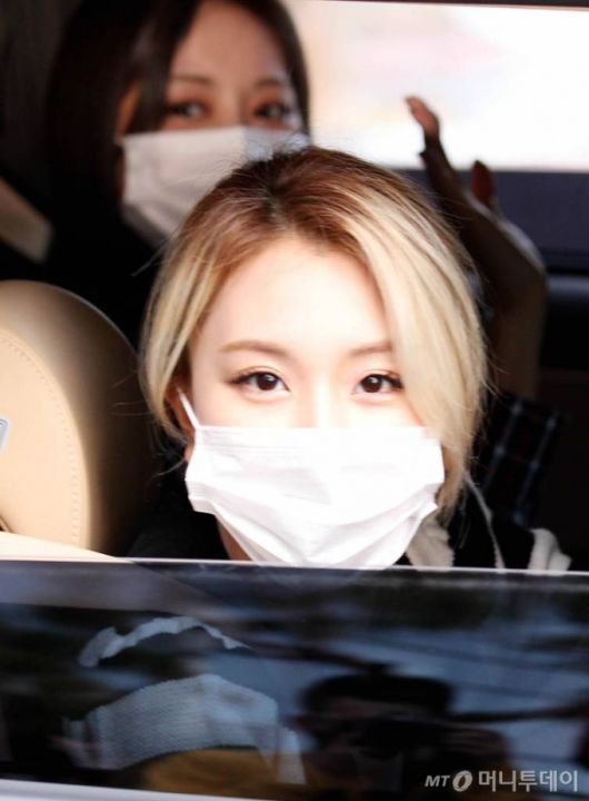 그룹 트와이스 채영과 쯔위가 29일 오후 서울 마포구 MBC본사에서 진행된 라디오 '김신영의 정오의 희망곡' 출연을 마치고 나서고 있다. / 사진=임성균 기자 tjdrbs23@