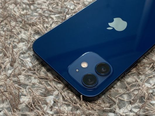 아이폰12 후면. 듀얼 카메라가 적용됐다. /사진=박효주