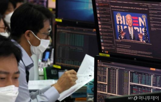 코스피 지수가 전 거래일 대비 56.47포인트(2.40%) 오른 2413.79로 마감한 5일 서울 중구 하나은행 딜링룸에서 한 딜러의 모니터에 미국 대선 뉴스가 띄워져 있다. / 사진=사진부 기자 photo@