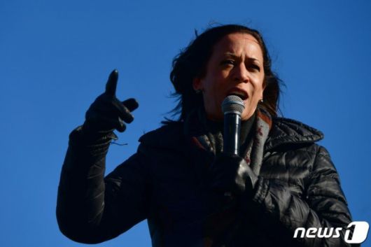 카멀라 해리스 미국 민주당 부통령 후보가 2일(현지시간) 대선을 하루 앞두고 펜실베이니아주 베슬리헴에서 열린 드라이브 인 선거집회서 연설을 하고 있다./사진=(베슬리헴 AFP=뉴스1)