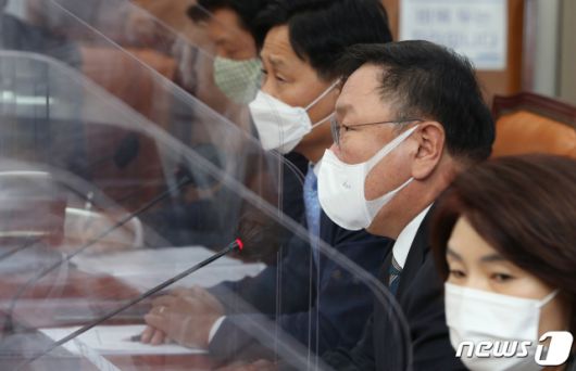 김태년 더불어민주당  원내대표가 10일 오전 서울 여의도 국회에서 열린 원내대책회의에서 발언하고 있다/사진=뉴스1