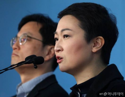 무소속 이언주 의원이 지난 1월 14일 오전 서울 여의도 국회 정론관에서 보수통합 관련 긴급 기자회견하고 있다.