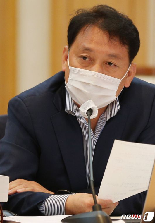 (대구=뉴스1) 공정식 기자 = 이광재 더불어민주당 의원이 20일 오전 대구 중구 동인동 한국은행 대구경북본부에서 열린 국회 기획재정위원회의 대구지방국세청과 한국은행 대구경북·포항본부에 대한 국정감사에서 질의하고 있다. 2020.10.20/뉴스1