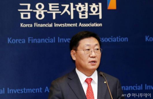 제5대 금융투자협회장에 당선된 나재철 대신증권 대표이사가  20일 오후 서울 영등포구 금융투자협회 열린 '2019년도 제1차 임시총회'를 마친 뒤 당선 소감을 전하고 있다. / 사진=김휘선 기자 hwijpg@