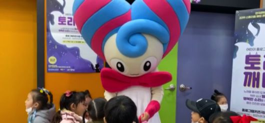 홀로키즈파크가 운영 중인 롤리팝 극장의 마스코트 '롤리'/사진제공=홀로키즈파크