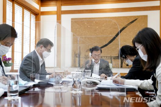 [서울=뉴시스]문재인 대통령이 12일 청와대 관저 접견실에서 조 바이든 미국 대통령 당선인과 전화 통화하고 있다.(사진=청와대 제공) 2020.11.12.  photo@newsis.com