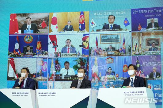 [서울=뉴시스박영태 기자 = 성윤모(오른쪽부터) 산업통상자원부 장관, 서훈 국가안보실장, 최종건 외교부1차관이 14일 오후 청와대 본관에서 열린 제23차 아세안+3 화상 정상회의에 참석해 의장국인 베트남 응우옌 쑤언 푹 총리의 발언을 듣고 있다. 2020.11.14.   since1999@newsis.com