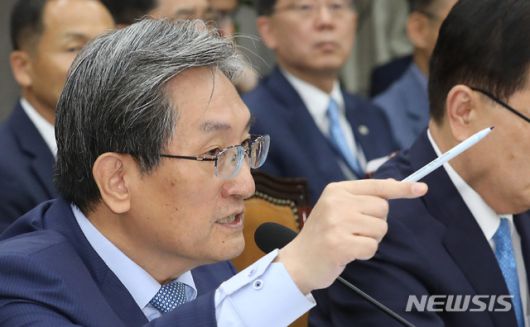 【서울=뉴시스】이종철 기자  = 6일 서울 여의도 국회에서 열린 국회 운영위원회 전체회의에서 한국당 곽상도 의원이 '문재인 대통령의 친일관련 재판'에 관한 질의를 하자 노영민 대통령 비서실장이 '정론관에 가서 말하라'며 삿대질을 하고 있다. 2019.08.06.  jc4321@newsis.com