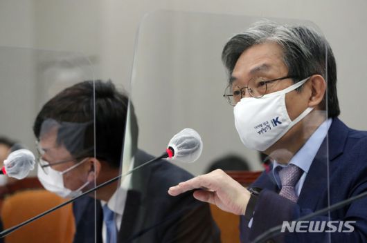 [서울=뉴시스 김진아 기자 = 노영민 대통령 비서실장이 13일 서울 여의도 국회에서 열린 2021년 예산안을 논의하는 국회 운영위원회 전체회의에 출석해 의원들의 질의에 답변하고 있다. (공동취재사진) 2020.11.13.    photo@newsis.com