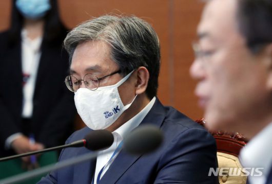 [서울=뉴시스]박영태 기자 = 노영민 비서실장이 6일 오후 청와대에서 열린 수석 보좌관 회의에 참석해 문재인 대통령의 발언을 듣고 있다. 2020.07.06.  since1999@newsis.com