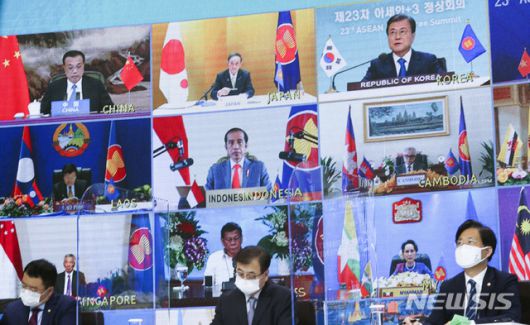 [서울=뉴시스박영태 기자 = 문재인 대통령(화면 위 오른쪽부터), 스가 요시히데 일본 총리, 리커창 중국 총리가 14일 오후 청와대 본관에서 열린 아세안+3 화상 정상회의에 참석해 있다. 2020.11.14.  since1999@newsis.com