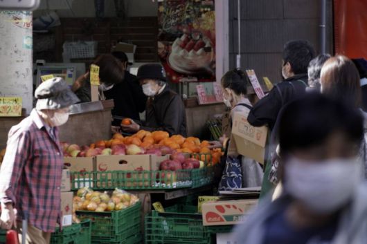 일본 도쿄의 한 청과물 상점에서 코로나19 확산을 막기 위해 마스크를 쓴 한 사람들이 물건을 사고 있다. /사진=[도쿄=AP/뉴시스]
