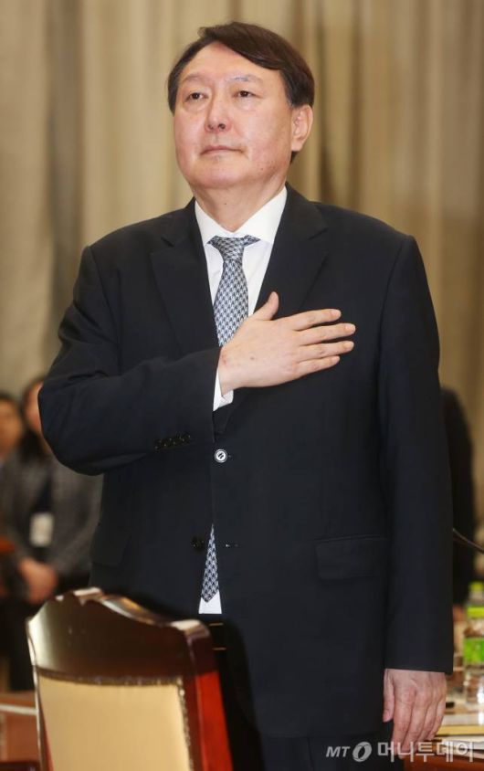 윤석열 검찰총장이 10일 오전 서울 서초동 대검찰청에서 열린 '전국 지검장 및 선거 담당 부장검사 회의'에서 국민의례를 하고 있다. / 사진=강민석 기자 msphoto94@