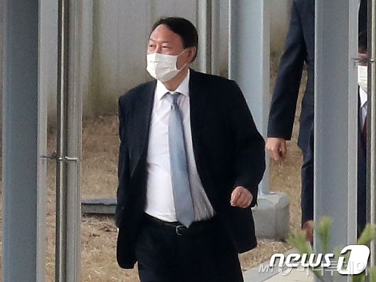 윤석열 검찰총장이 지난 9일 오후 충북 진천군 법무연수원 진천캠퍼스에서 신임 차장검사들을 대상으로 강연을 하기 위해 들어서고 있다./사진=뉴스1