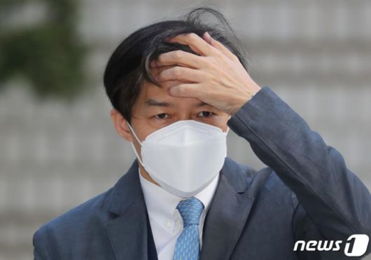 '유재수 감찰무마 혐의'를 받고 있는 조국 전 법무부 장관이 3일 오전 서울 서초구 서울중앙지방법원에서 열린 공판에 출석하고 있다. /사진=뉴스1