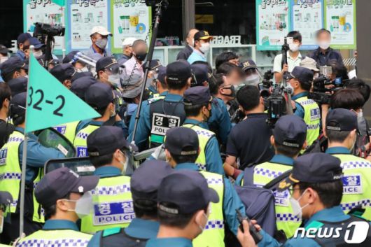 보수단체가 개천절 집회를 예고한 지난10월 3일 서울 종로구 광화문 광장 일대 및 종로구청 입구 사거리 부근에서 도심 집회 시도 참가자들이 경찰에 의해 해산되고 있다. /사진=뉴스1