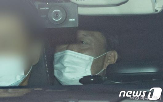 (서울=뉴스1) 이재명 기자 = 윤석열 검찰총장이 20일 오전 서울 서초구 대검찰청 청사로 출근하고 있다. 2020.11.20/뉴스1