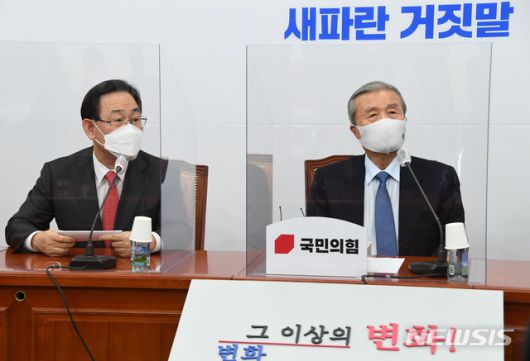 국민의힘 김종인 비상대책위원장과 주호영 원내대표(원쪽)가 25일 서울 여의도 국회에서 긴급 기자회견을 열고 윤석열 검찰총장 직무정지 관련 발언을 하고 있다. /사진=뉴시스.