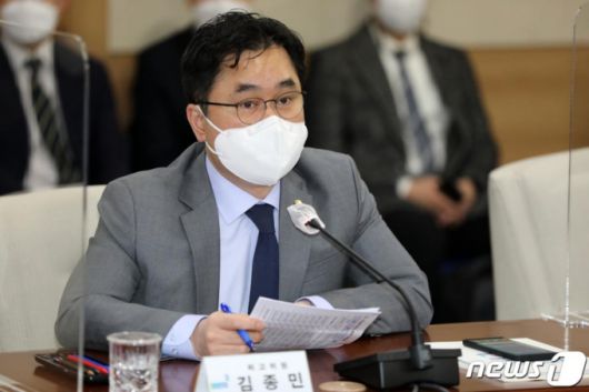 김종민 더불어민주당 최고위원이 30일 오전 광주시의회 대회의실에서 열린 지역상생을 위한 지역균형 뉴딜 광주·전남 현장 최고위원회의에서 발언하고 있다. /사진=뉴스1