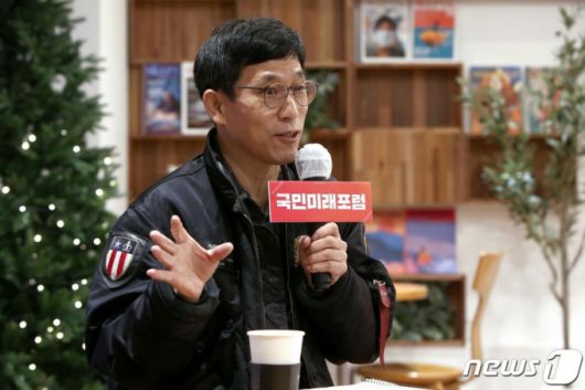 진중권 전 동양대 교수가 20일 서울 여의도 북카페(How's)에서 열린 국민미래포럼 세미나 ‘탈진실의 시대’에서 강연을 하고 있다. /사진=뉴스1