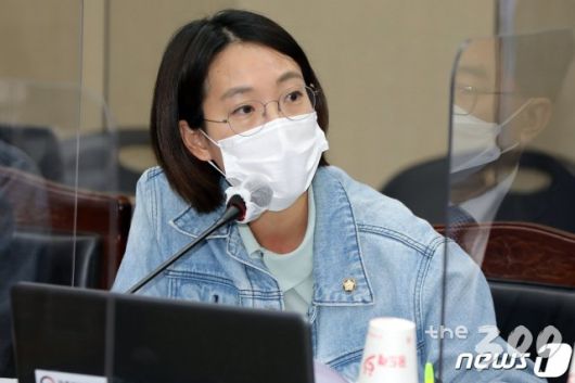 (광주=뉴스1) 황희규 기자 = 장혜영 정의당 의원이 20일 오전 광주지방국세청에서 열린 국회 기획재정위원회의 광주지방국세청, 한국은행 광주전남본부·목포본부에 대한 국정감사에서 질의하고 있다. 2020.10.20/뉴스1