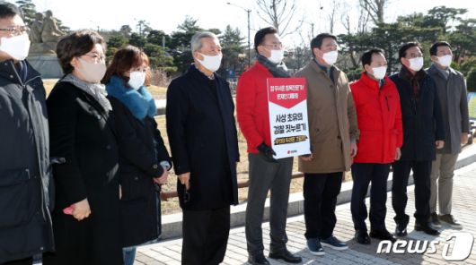 김종인 국민의힘 비상대책위원장이 지난 28일 오전  서울 종로구 청와대 분수광장에서 초선의원 청와대 릴레이 1인 시위 현장을 방문해 의원들을 격려하고 있다/사진=뉴스1