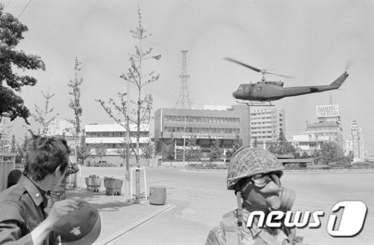 1980년 5·18 민주화운동 당시 광주 동구 금남로와 전일빌딩 주변에 헬기가 떠 있는 것을 기자들이 촬영한 사진.(5·18기념재단 제공)2017.1.12 /뉴스1 © News1