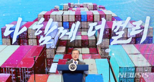 [서울=뉴시스]추상철 기자 = 문재인 대통령이 8일 오전 서울 강남구 코엑스에서 열린 '제57회 무역의 날 기념식'에 참석해 축사를 하고 있다. 2020.12.08. scchoo@newsis.com