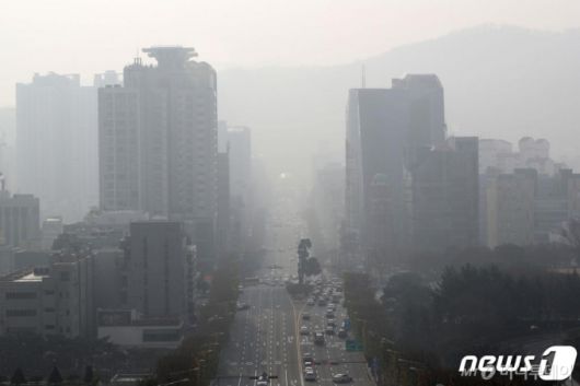 (서울=뉴스1) 이광호 기자 = 서울을 비롯한 수도권 지역 초미세먼지 농도가 '나쁨' 수준을 보인 11일 오전 서울 서초동에서 바라본 도심이 뿌옇게 보이고 있다. 2020.12.11/뉴스1