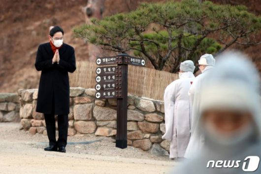 이재용 삼성전자 부회장이 고 이건희 회장 49재를 지내기 위해 12일 오전 서울 은평구 진관사를 찾아 스님들에게 인사하고 있다. /뉴스1